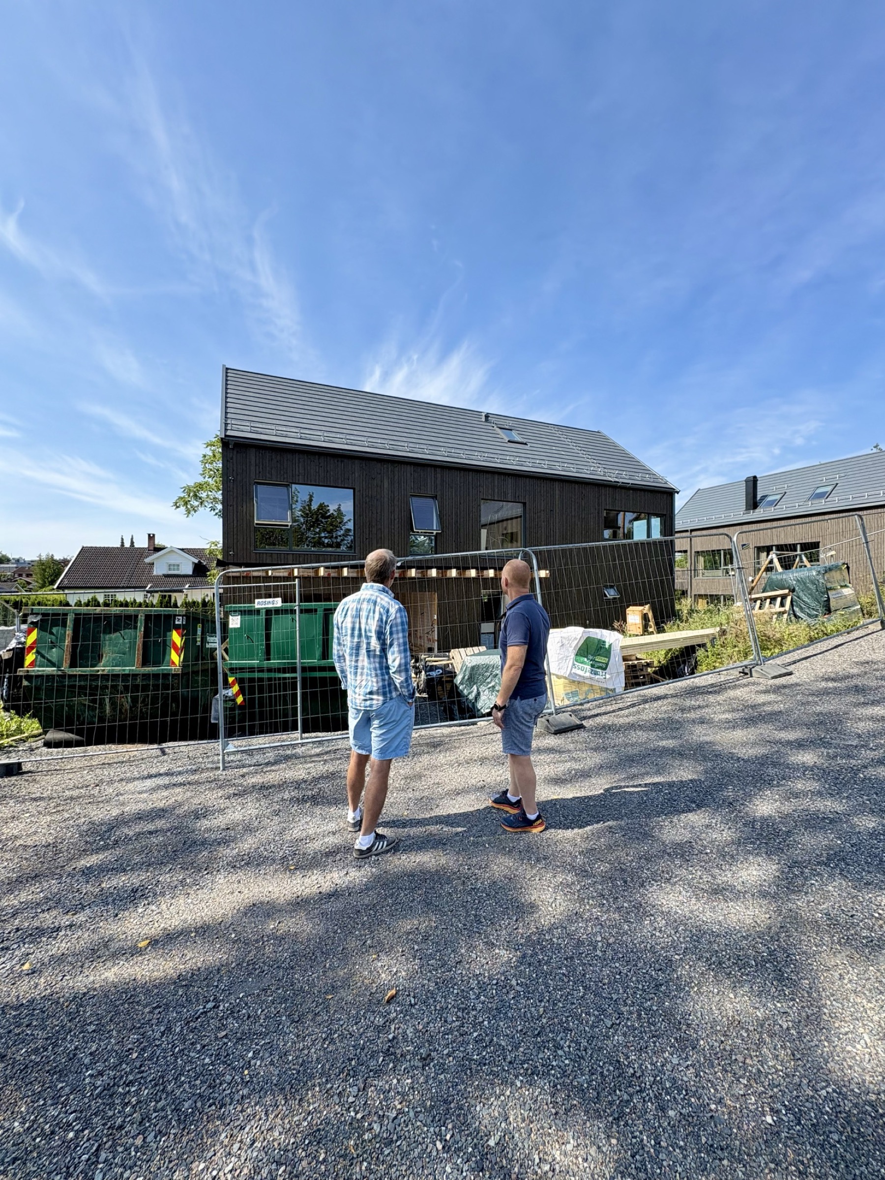Grunnleggerne ser på et boligprosjekt under bygging